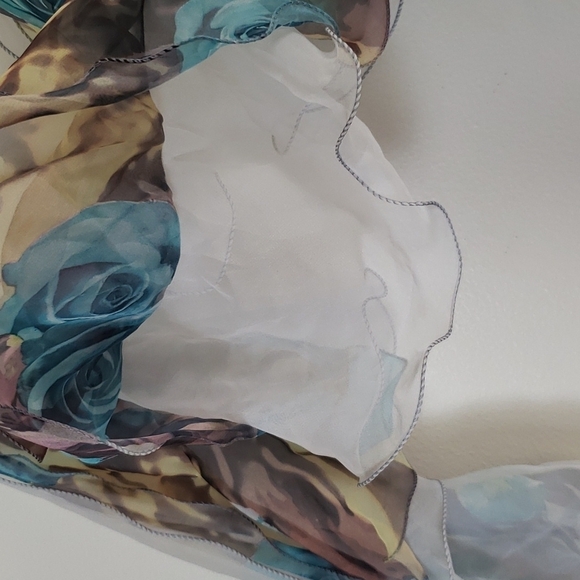 Fashion scarf with floral print and ruffles. - Picture 3 of 4